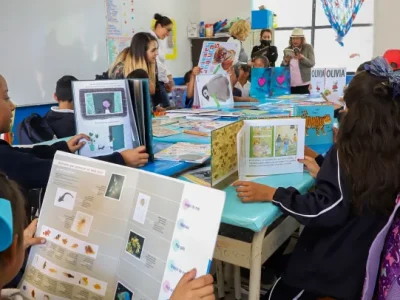 Alfabetización inicial - niñas y niños leyendo.png